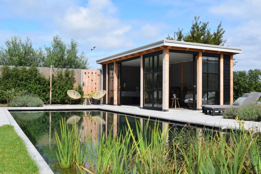Buitenverblijf Barcelona – houten poolhouse