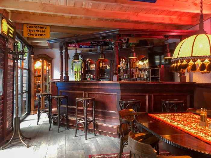 Buitenverblijf Barcelona – Bruin café